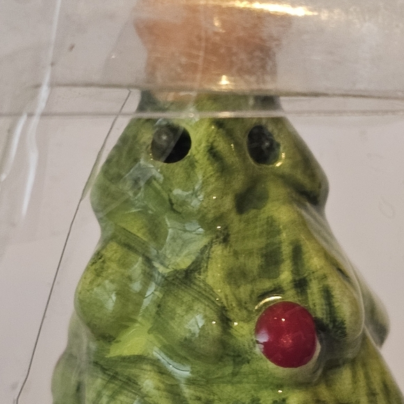 Red Truck and Tree Salt and Pepper Shakers - Picture 4 of 12